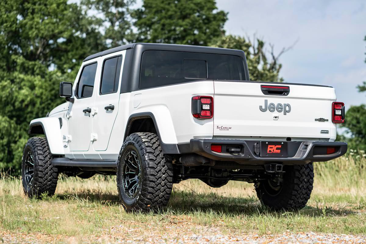 Jeep Gladiator Suspension Lift Kit - Rough Country - V2 Monotube - '20-'23
